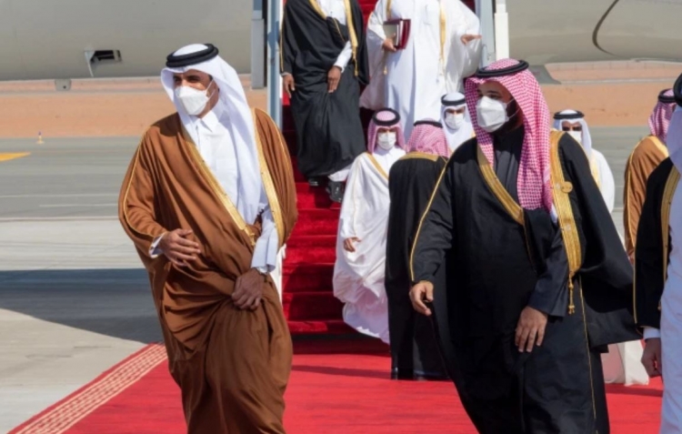 شاهد: عناق حار بين أمير قطر وولي العهد السعودي