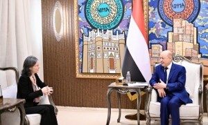 العليمي يحذر من مخاطر استثمار النظام الإيراني في جماعة الحوثي وتحويل اليمن إلى منصة تهديد للملاحة الدولية