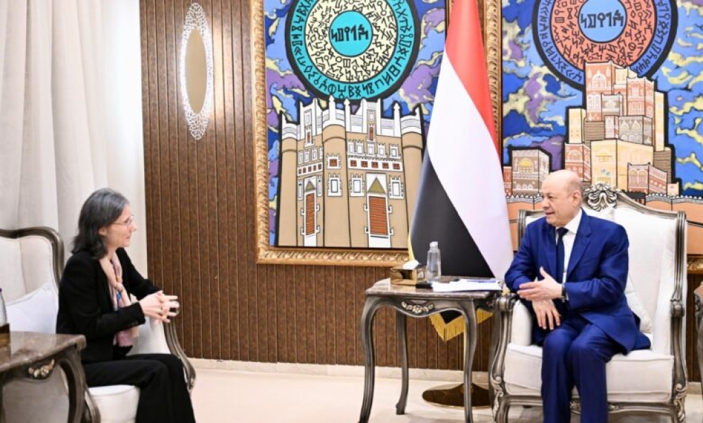 العليمي يحذر من مخاطر استثمار النظام الإيراني في جماعة الحوثي وتحويل اليمن إلى منصة تهديد للملاحة الدولية