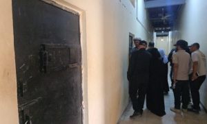اللجنة الوطنية للتحقيق تزور سجن “الوحدة 400” سيء الصيت الخاص بقوات طارق صالح في الساحل الغربي