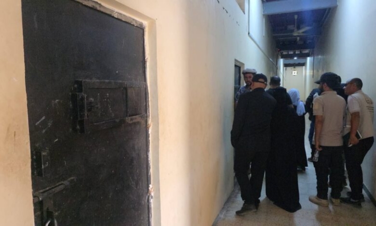 اللجنة الوطنية للتحقيق تزور سجن “الوحدة 400” سيء الصيت الخاص بقوات طارق صالح في الساحل الغربي