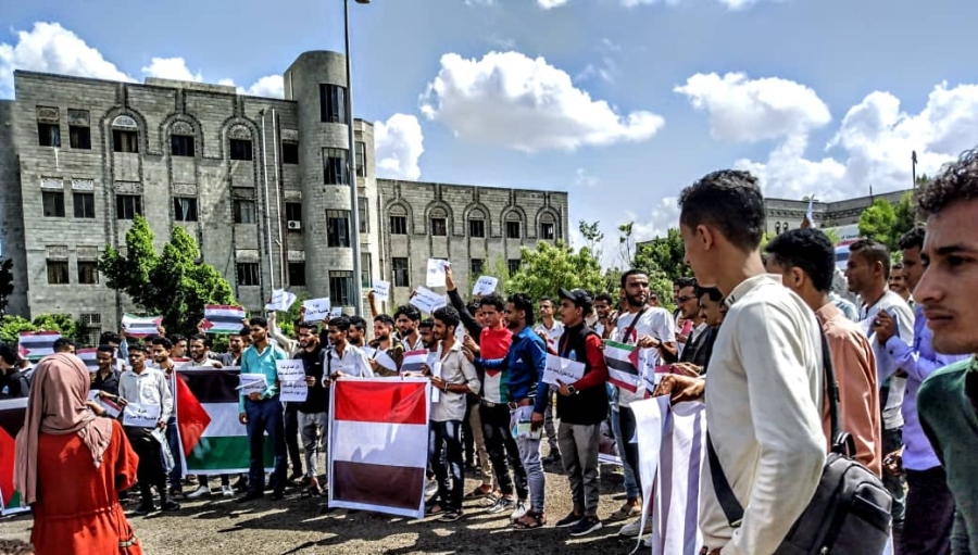 طلاب جامعة تعز يتضامنون مع حراك الجامعات الأميركية والغربية الداعم لغزة