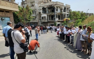 وقفة احتجاجية أمام المنفذ الشرقي لمدينة تعز تندد باستمرار الحصار الحوثي للمدينة