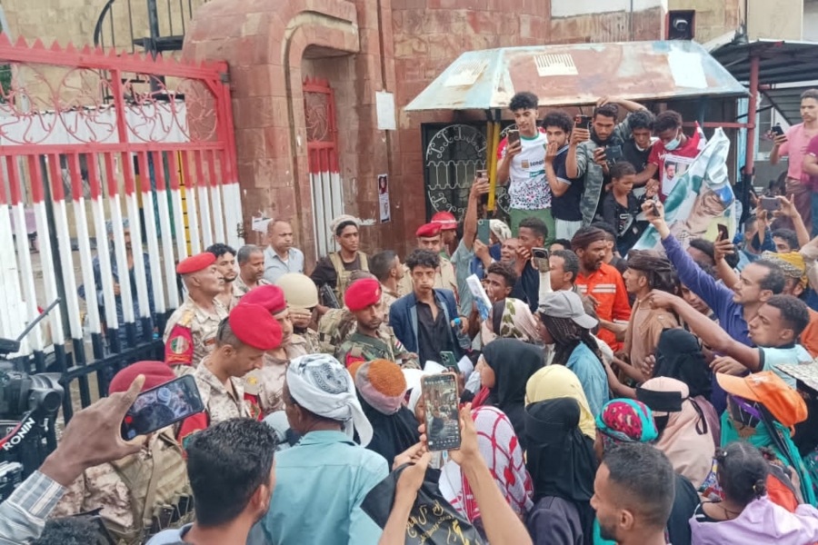 احتجاجات غاضبة في تعز والمتظاهرون يحاولون اقتحام مبنى السلطة المحلية