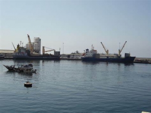 اليمن يبحث مع السعودية تداعيات هجمات الحوثيين على الموانئ النفطية