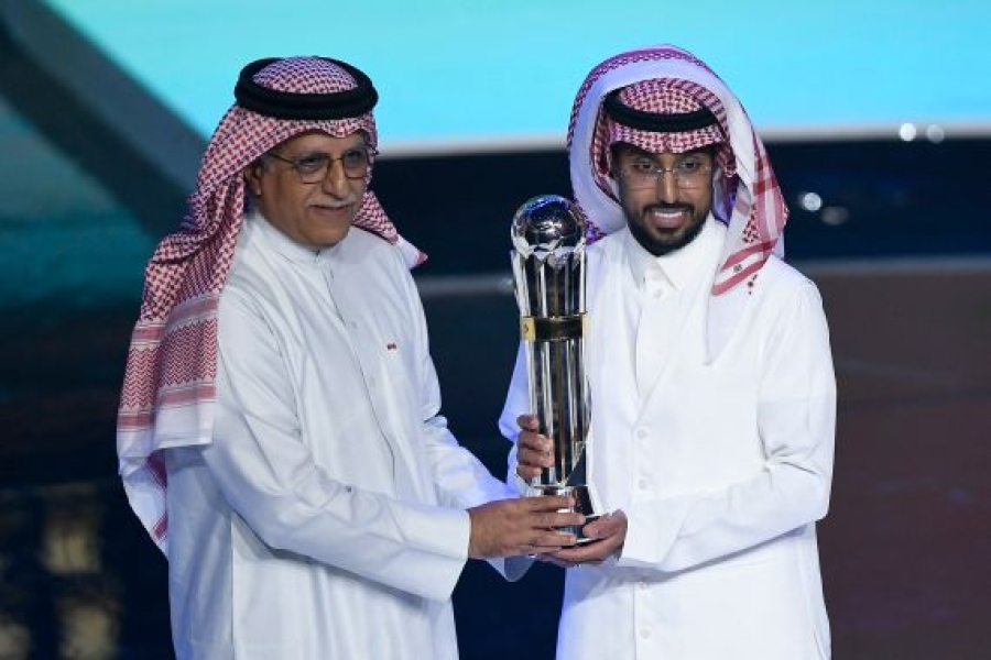 السعودي سالم الدوسري يتوج بجائزة أفضل لاعب في آسيا 2025