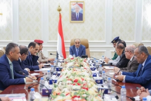 خيار طباعة أوراق نقدية جديدة يعود للواجهة في أوساط الحكومة بعد فشلها في وقف انهيار العملة اليمنية