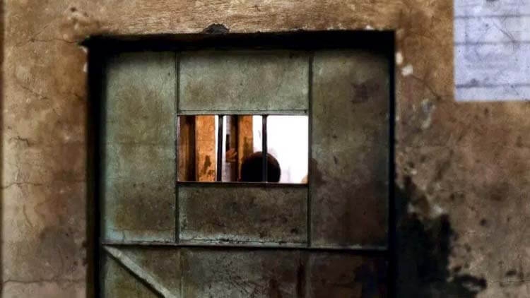 سجناء لدى قوات طارق صالح يبدؤون إضراباً عن الطعام