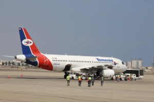 الحكومة تنفي وقف الرحلات الجوية عبر مطار عدن وتحمل الانتقالي مسؤولية إغلاق المطار