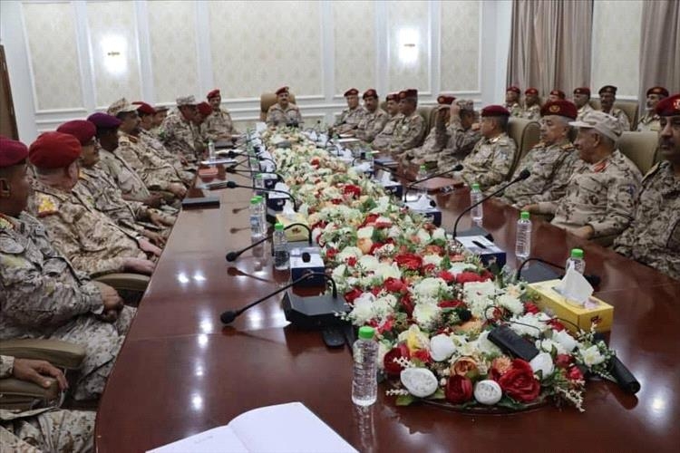 وزير الدفاع يترأس اجتماعًا موسعًا في عدن لمناقشة مستجدات الوضع الأمني والعسكري في حضرموت والمهرة