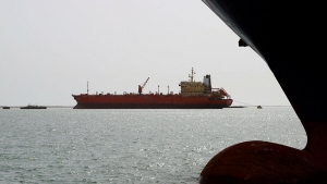 بعد يوم من إعلان المبادرة السعودية.. سفن المشتقات تدخل ميناء الحديدة