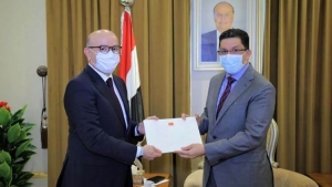 وزير الخارجية يتسلم أوراق اعتماد السفير التركي الجديد لدى اليمن