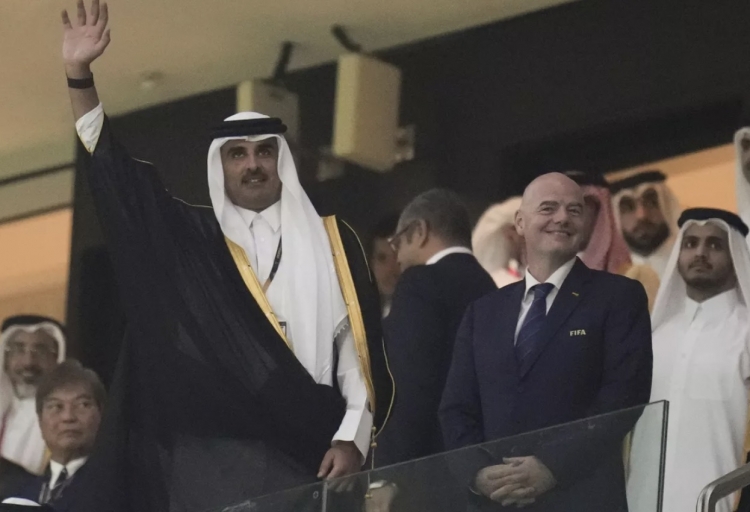 أمير قطر يفاجئ طلاب مدرسة كويتية بدعوتهم لمشاهدة المونديال