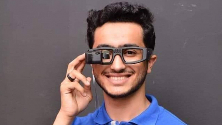 طالب مصري يخترع نظارة ذكية تترجم الكلام إلى لغة الإشارة