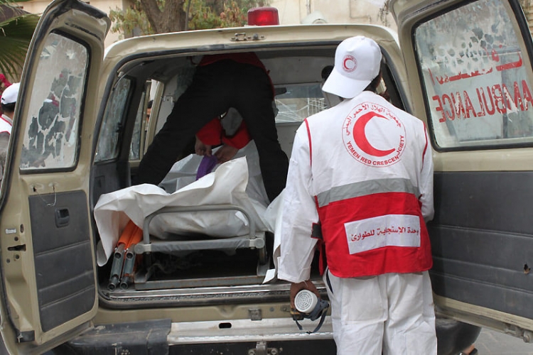 محور تعز يدعو الصليب الأحمر لانتشال جثث القتلى الحوثيين في مقبنة