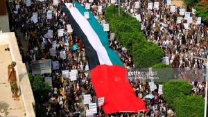 شاهد.. الحوثيون يرفعون علم الإمارات في مظاهرة داعمة لفلسطين