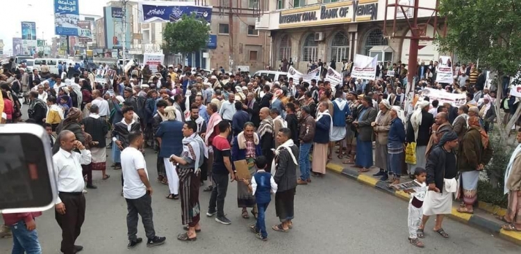 وقفة احتجاجية بتعز للمطالبة بالإفراج عن معتقل في سجون الأمن السياسي بمأرب