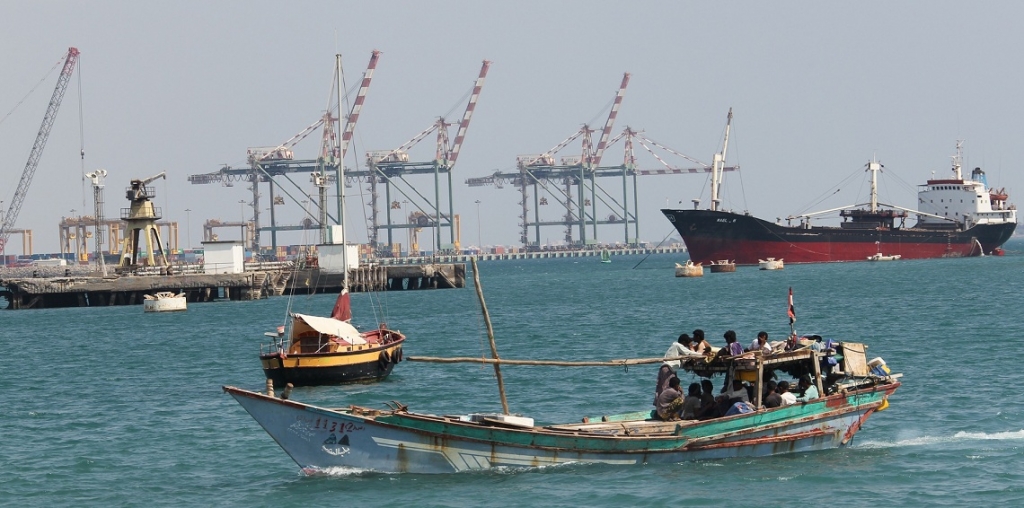 الحكومة اليمنية تؤكد دخول 50 سفينة وقود إلى ميناء الحديدة منذ بدء الهدنة الأممية