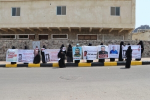 أمهات المخفيين قسرا يتعرضن للاعتداء أمام قصر المعاشيق في العاصمة المؤقتة عدن
