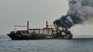 هجوم صاروخي يستهدف سفينة قبالة سواحل اليمن ونشوب حريق على متنها