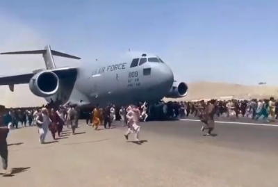 فيديو مرعب.. مواطنون أفغان يتساقطون من السماء بعد إقلاع الطائرة