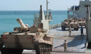 الإمارات تفرغ باخرة محملة بالعربات العسكرية في سقطرى