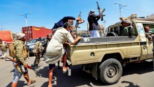 هروب مئات الحوثيين من جبهات القتال وقيادي يعترف باختطافهم
