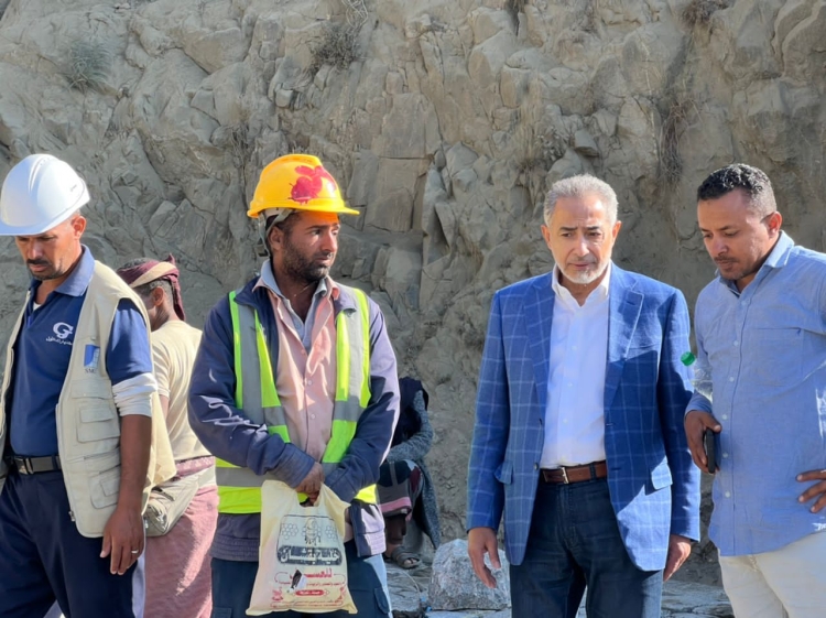 رئيس مجلس إدارة إقليم اليمن يتفقد أعمال صيانة طريق الأعروق - حيفان