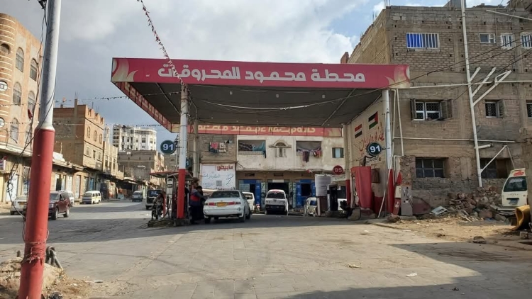 شركة النفط في تعز تخفض سعر البنزين