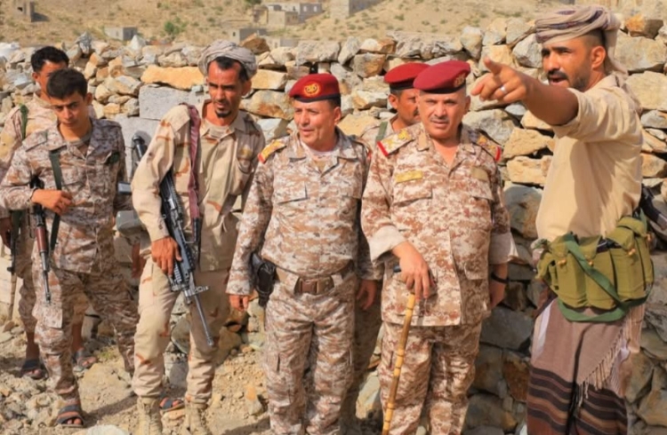 قائد محور تعز يزور الخطوط الأمامية ويشدد على يقضة الجيش ورفع الجاهزية القتالية