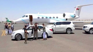 بصحبة قيادات حوثية.. وفد عماني يصل صنعاء في طريقه إلى السعودية