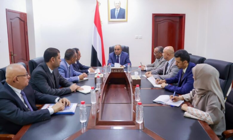 رئيس الوزراء بن بريك يوجه بوضع خطة عاجلة لتطوير قطاع الاتصالات والإنترنت