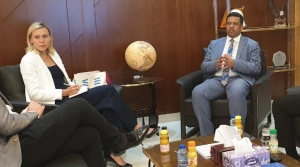 السفيرة الفرنسية لدى سلطنة عمان تزور المركز العربي للأطراف الصناعية