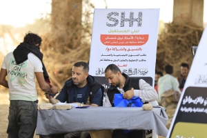 مؤسسة الشيخ حمود سعيد المخلافي تواصل إغاثة المتضررين من السيول في المخا