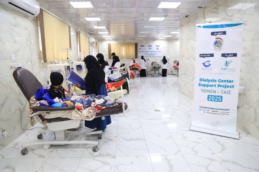 تسليم 10 أجهزة لمركز الغسيل الكلوي بهيئة مستشفى الثورة بتعز