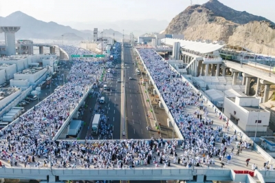 حجاج بيت الله يتوافدون إلى مشعر منى لقضاء يوم التروية وسط منظومة خدمية متكاملة
