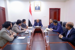 رئيس الوزراء يناقش في اجتماع له إجراءات معالجة انقطاع التيار الكهربائي في عدن