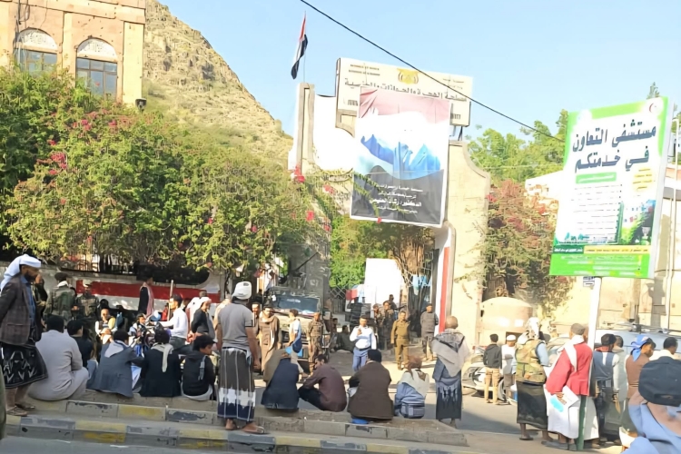 مطالبات للحكومة بالتدخل العاجل لإعادة فتح جوازات تعز المغلقة لليوم الخامس على التوالي أمام المرضى والمراجعين