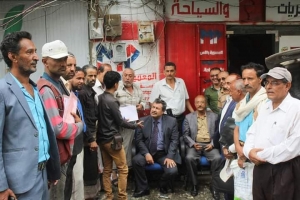 مسؤول محلي بتعز يجتمع بالموظفين في الشارع بعد منع دخوله مكتبه