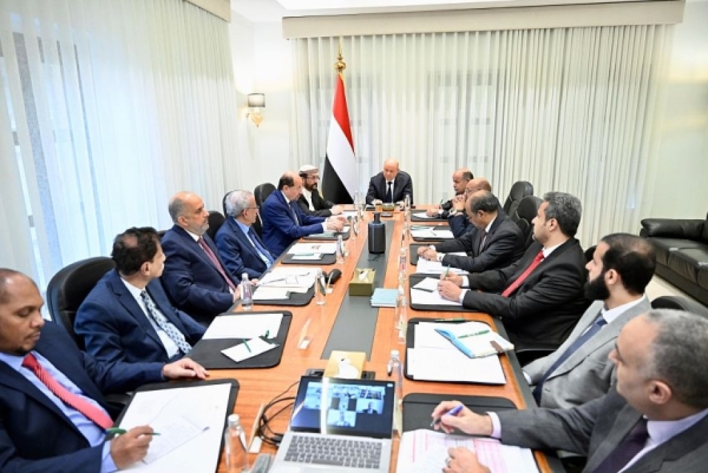 الرئيس العليمي يعقد اجتماعاً مصغراً ضم الحكومة ومحافظي المحافظات لبحث الأوضاع الاقتصادية والخدمية