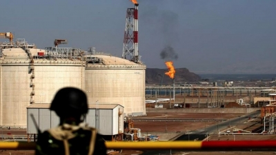 صفقات يمنية مشبوهة.. فوضى وتلاعب بالعقود النفطية وغياب رقابي