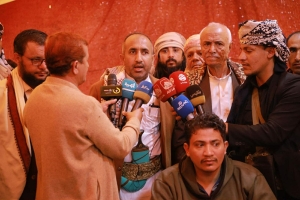 وفد المجلس الأعلى للمقاومة الشعبية يزور مخيم اعتصام جرحى تعز و يجدد دعمه لمطالبهم