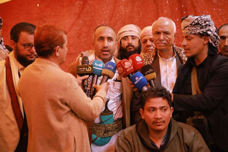 وفد المجلس الأعلى للمقاومة الشعبية يزور مخيم اعتصام جرحى تعز و يجدد دعمه لمطالبهم