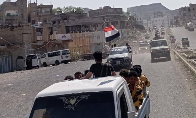 شرطة تعز تلقي القبض على مطلوب أمني بقضايا قتل وعدة جرائم جنائية