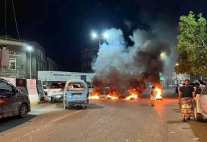 تظاهرات غاضبة في عدن احتجاجًا على تردي الخدمات وانطفاء الكهرباء
