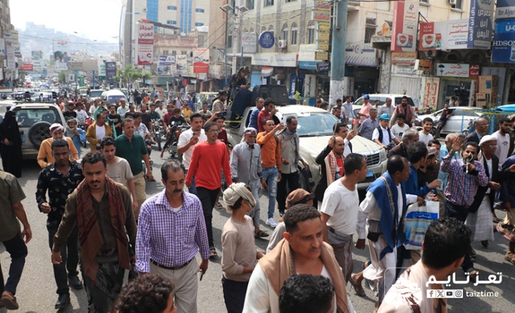 مسيرة حاشدة في تعز احتجاجًا على تردي الأوضاع الخدمية