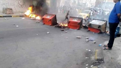 احتجاجات غاضبة في عدن تنديدًا بتردي الخدمات وتدهور الوضع الأمني