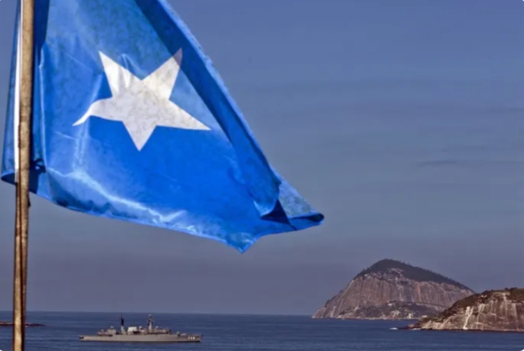 الصومال يعلن فتح تحقيق حول استخدام غير مصرح به لأجوائها لتهريب عيدروس الزبيدي إلى الإمارات