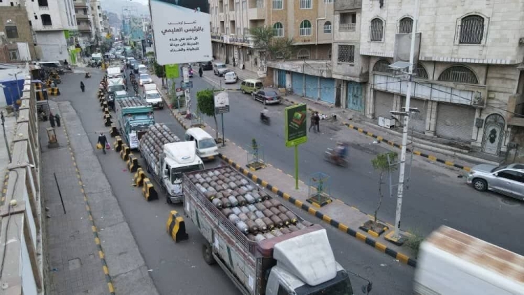نقابة وكلاء الغاز في تعز تكشف عن أجور نقل مرتفعة وتهدد بالإضراب