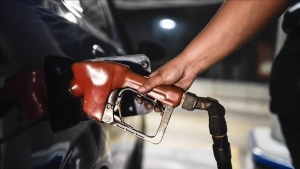 الحكومة تخفض أسعار البنزين إلى 18600 للصفيحة سعة 20 لترا